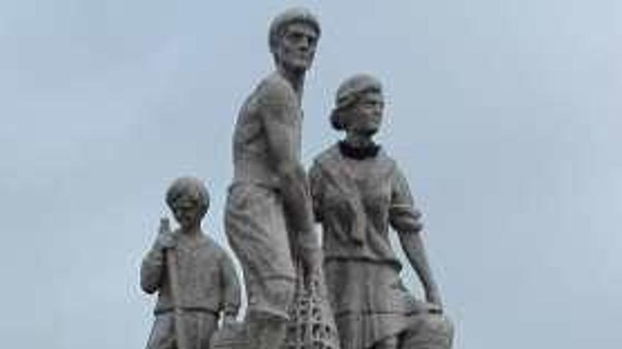 Hidetoshi Mori, con los amuletos para los jugadores. A la derecha, &quot;Tosinho&quot;, ante el monumento a la familia mariscadora de O Grove.  // FDV