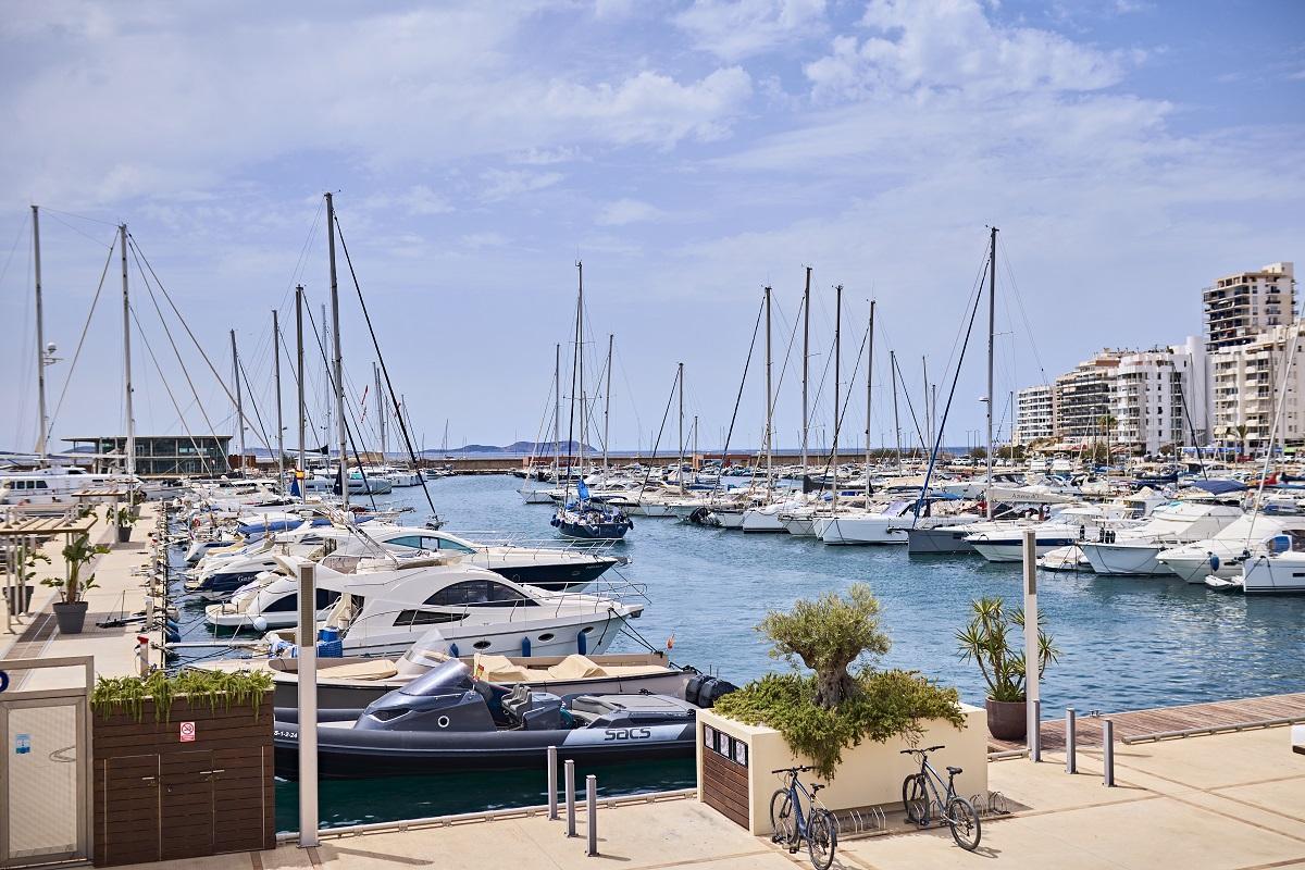 Los amarres del Club Nàutic Sant Antoni se estructuran en diez pantalanes, aferrados al centro urbano de la localidad.