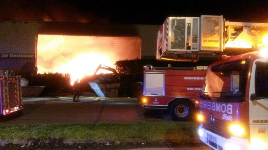 Arde una nave en el polígono de As Gándaras de Porriño