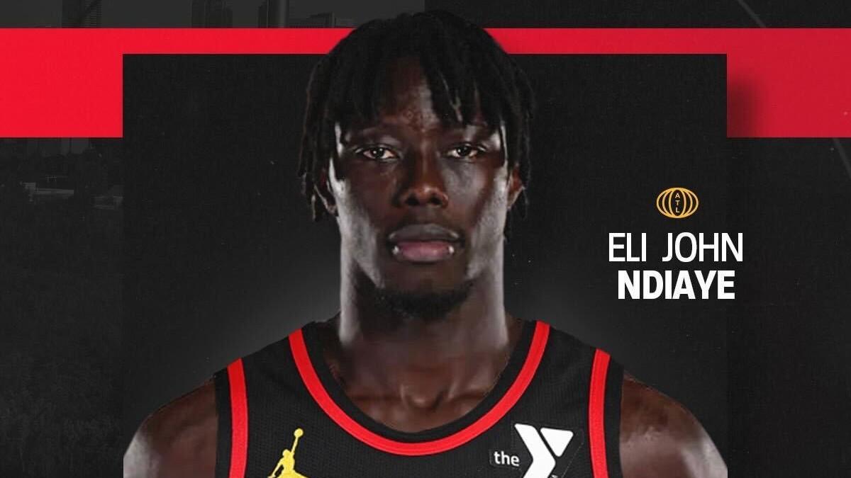 Eli Ndiaye, con los Hawks