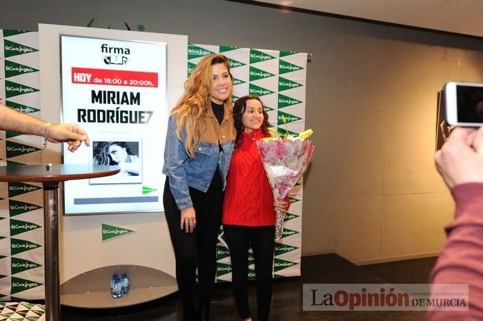 Miriam Rodríguez firma discos en El Corte Inglés