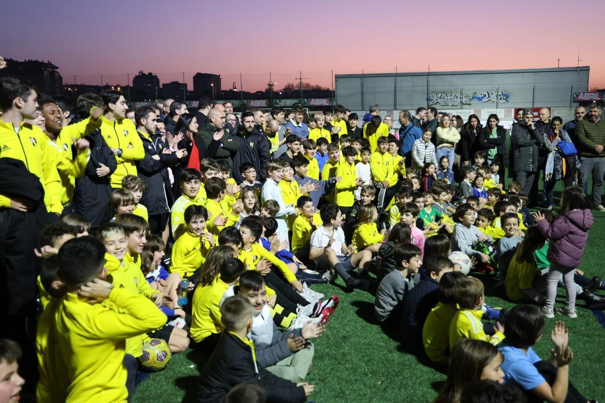 Entrenadores, canteranos y familiares, concentrados ayer en el Pujales.