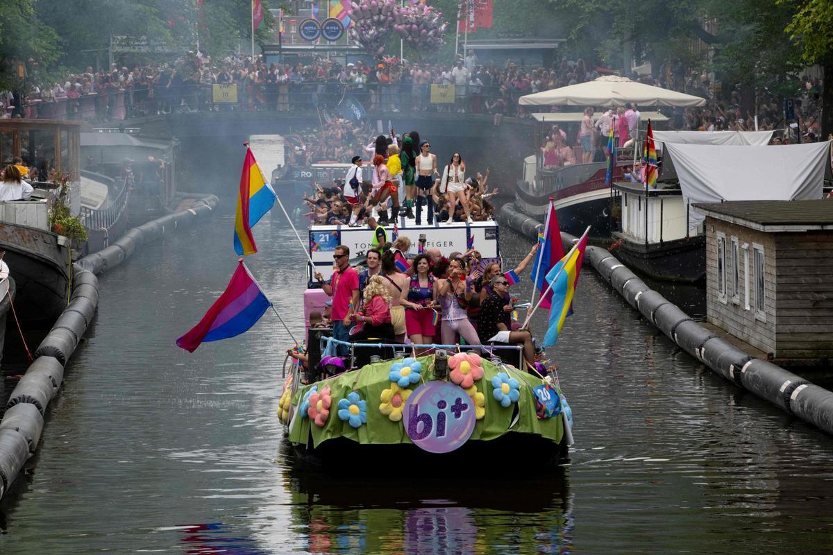 Celebran el desfile anual del orgullo LGTB+ por el Canal en Ámsterdam