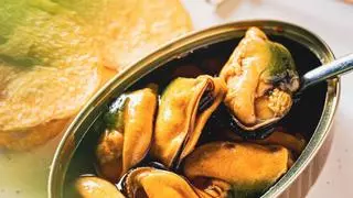Las mejores latas de conservas con las que puedes combinar las patatas fritas de bolsa para los aperitivos de este verano