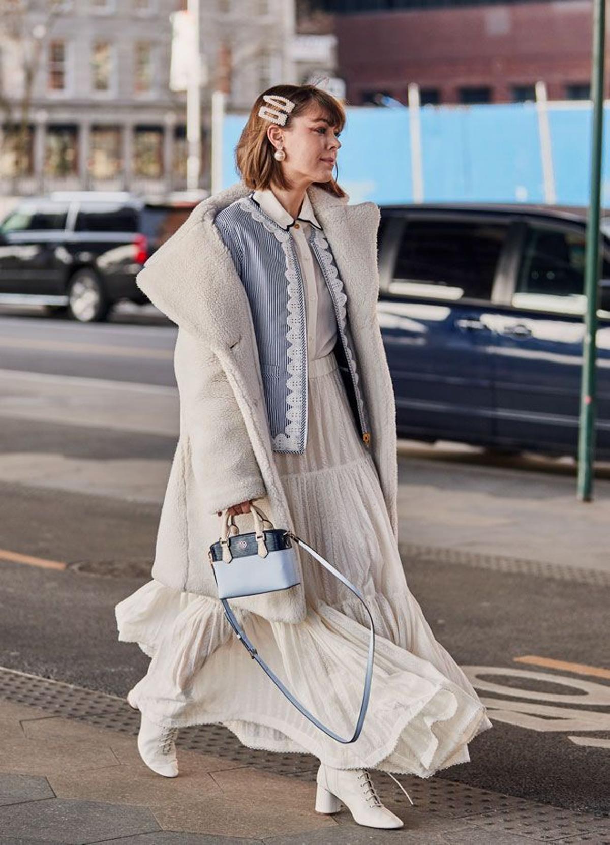 Street style Nueva York: melena midi con horquillas maxi