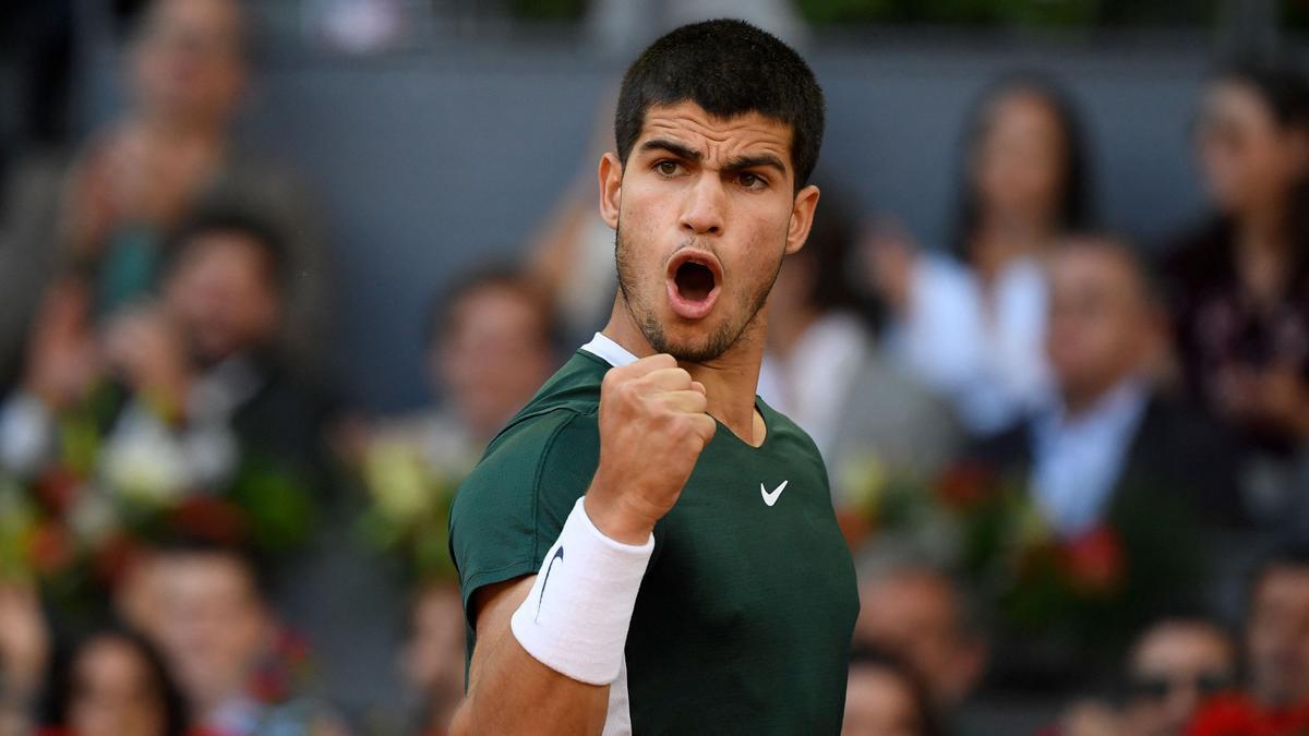 Carlos Alcaraz durante la final del torneo de tenis ATP Tour Madrid Open 2022 contra el alemán Alexander Zverev.