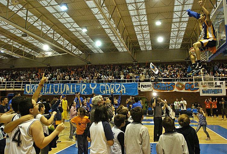 Agustín Prieto, en la canasta, celebra el ascenso a LEB Plata, en 2010