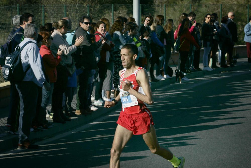 El Mouaziz, del Club Nerja de Atletismo ha vuelto a imponerse en la prueba, que ha alcanzado una participación récord con 7.500 corredores
