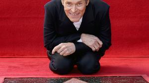 Willem Dafoe, junto a su estrella en el Paseo de la Fama de Hollywood.