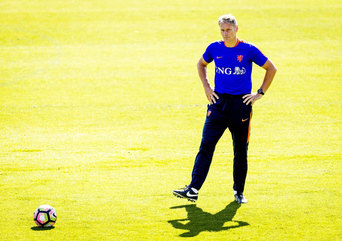 Ejerciendo de seleccionador de Holanda en el 2008.