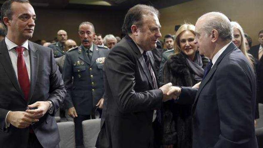 José Luis Olivera recibe la felicitación del ministro del Interior tras su toma de posesión.