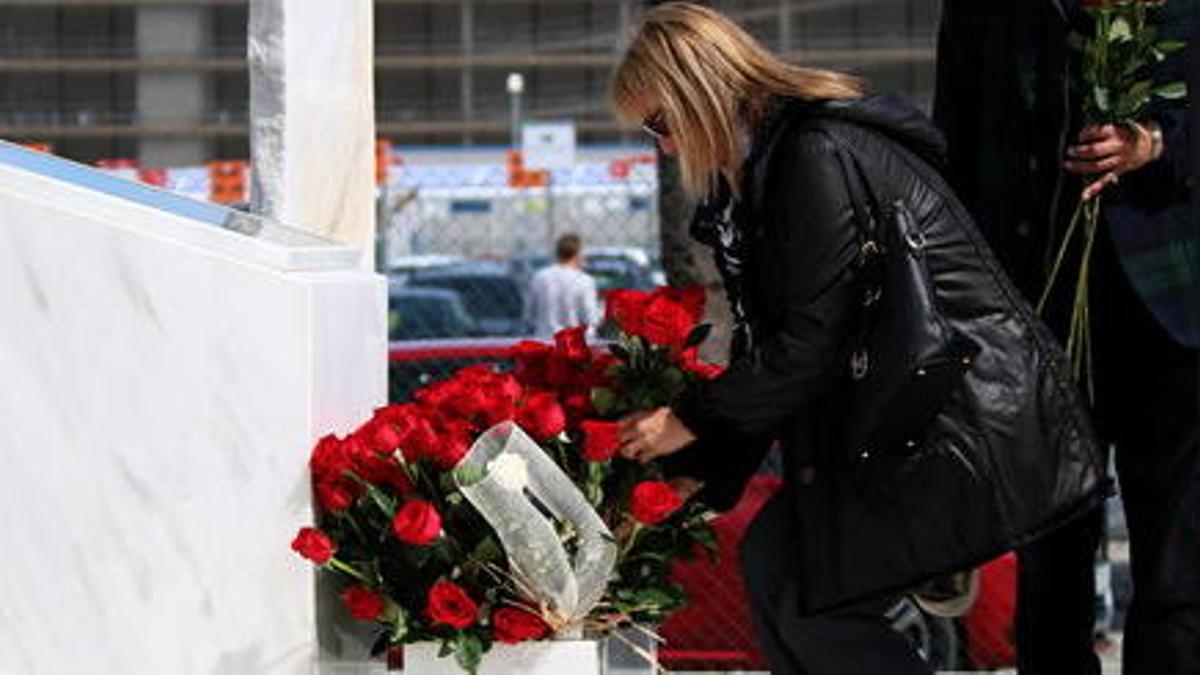 Imatge d'arxiu d'una afectada per la tragèdia de Germanwings deixant una rosa al monument de la T2 del Prat.