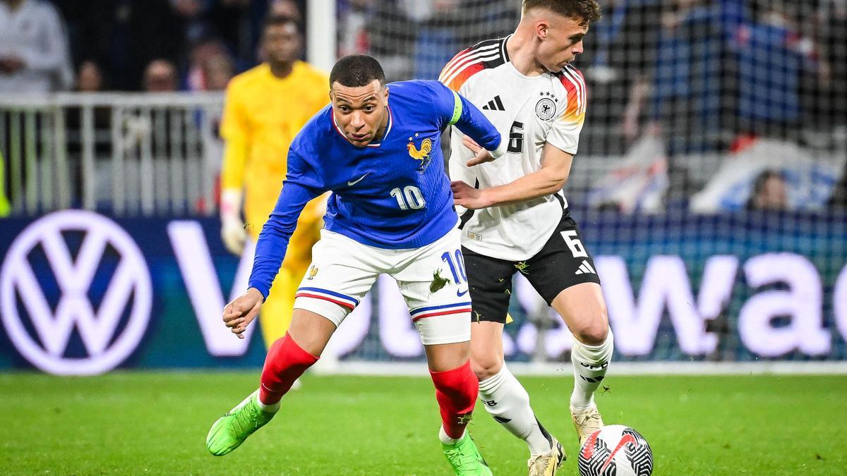 Kylan Mbappé y Joshua Kimmich disputan un balón en el Francia - Alemania.