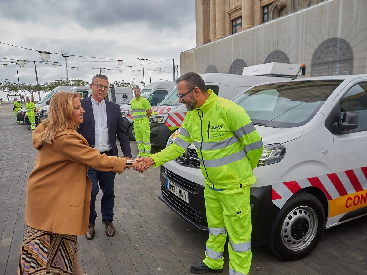 La presidenta del Cabildo, Rosa Dávila, saluda a un trabajador del área de Carreteras
