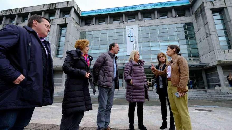 Asun Cámara, a la derecha, saluda a Mercedes Fernández, ayer, a las puertas del campus de Mieres.