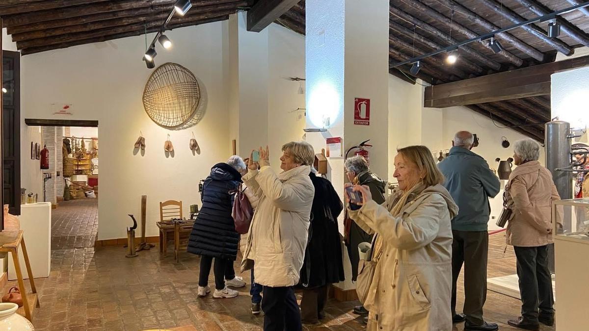 Varias visitantes toman fotos del interior del Museo Etnológico de Hinojosa del Duque.