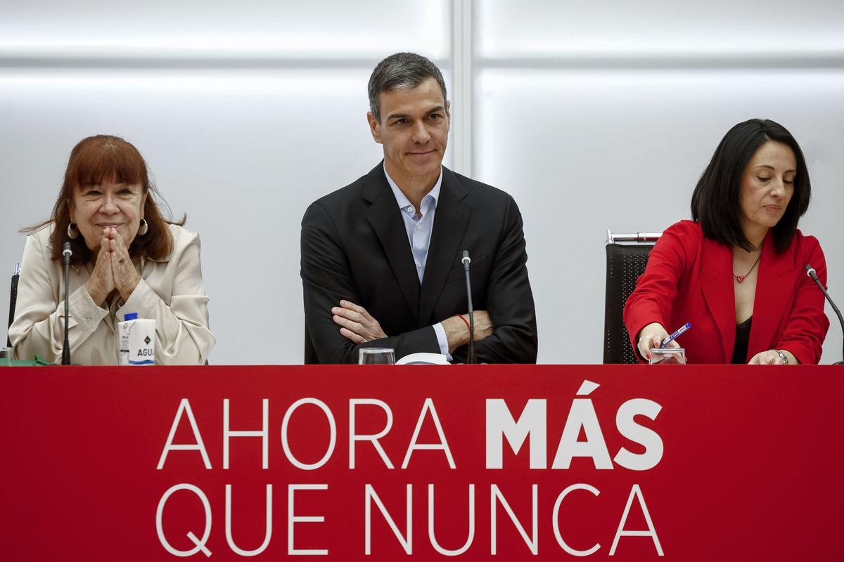 Pedro Sánchez, entre la presidenta del PSOE, Cristina Narbona, y la secretaria de Organización, Rebeca Torró, en la Ejecutiva Federal de este lunes.