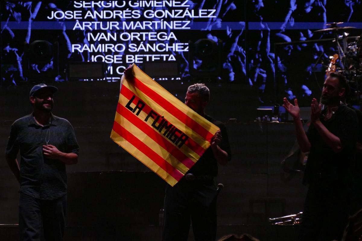Àrtur Martínez amb la senyera que una fan li va donar per acomiadar-se de l'escenari de l'Escala
