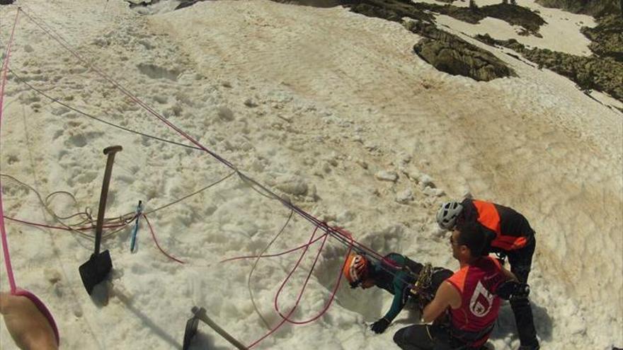 Muere un montañero en Benasque al caer al río por un agujero de nieve