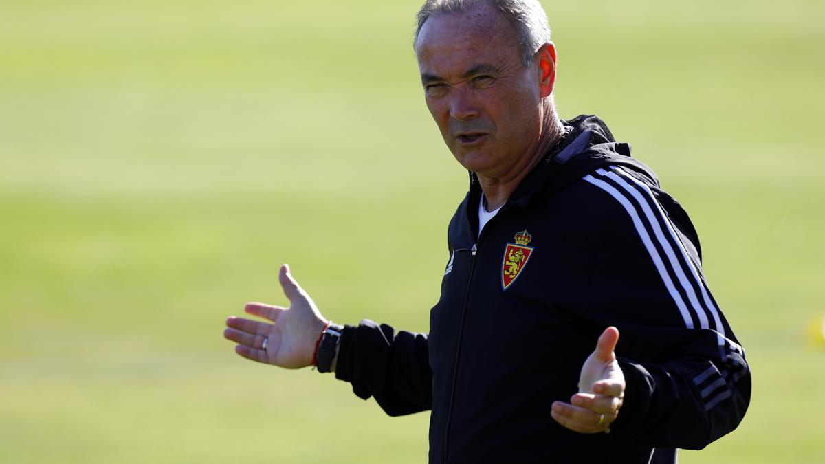 Juan Ignacio Martínez gesticula durante un entrenamiento del Real Zaragoza.