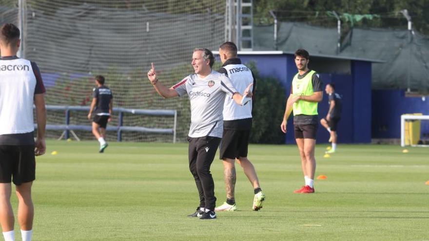 El nuevo entrenador, durante un entrenamiento. | JM LÓPEZ