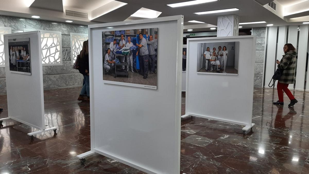 Exposición instalada en el hall del Hospital General de Elche sobre sesgos de género