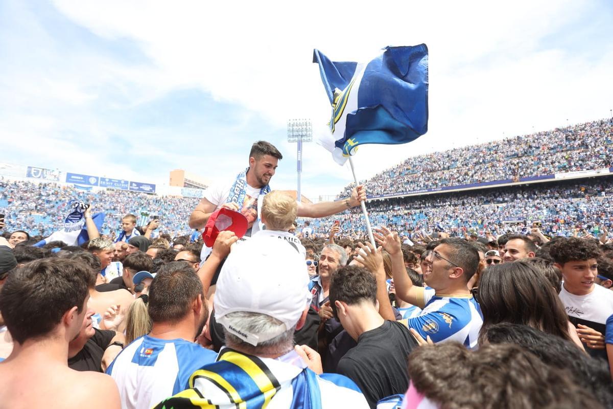 Los jugadores celebrando en el ascenso en el campo
