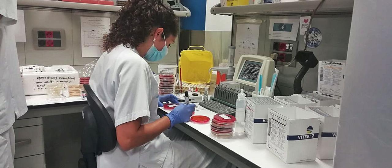 Laboratorio de Microbiología del Hospital Can Misses, en Eivissa.   |   L.R.
