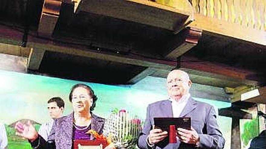 María del Carmen Meana y José Manuel Cabo, tras recoger sus placas.