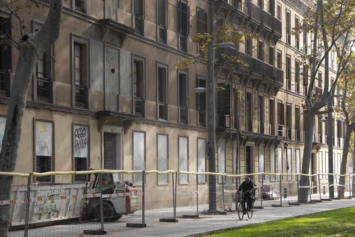La UPF derriba las últimas casas de los militares de la Ciutadella para ampliar el campus
