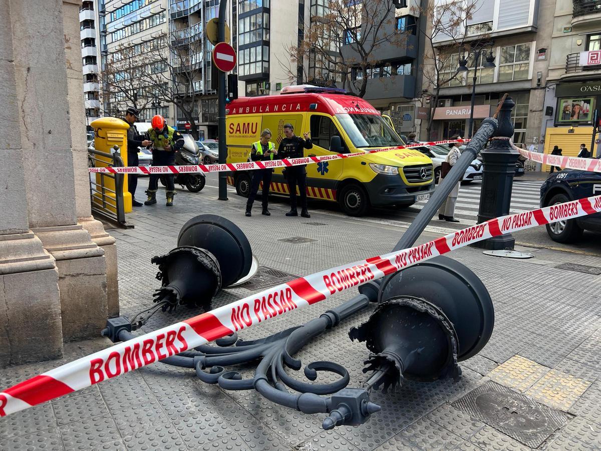 Cae una farola en el centro de València y deja al menos un herido