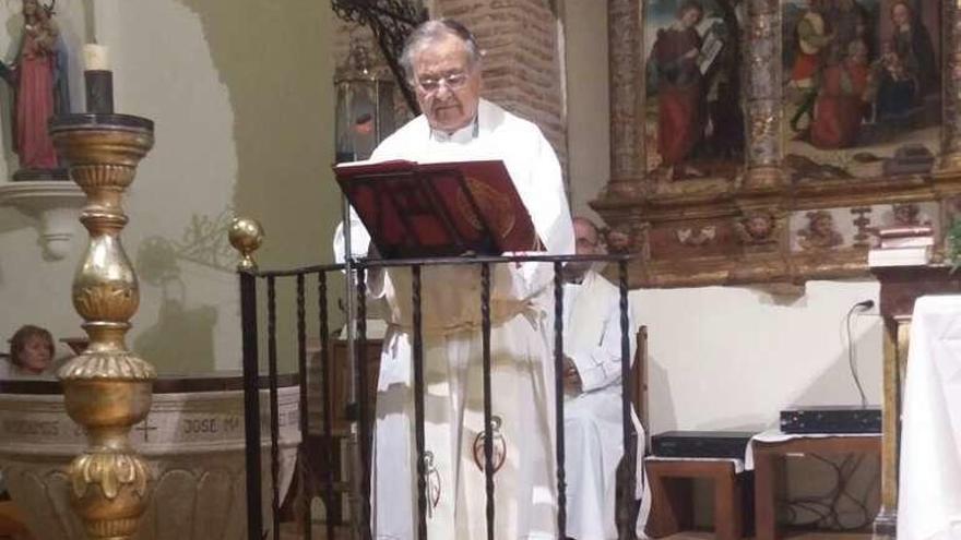 El sacerdote Santiago Alonso, ayer durante la misa.