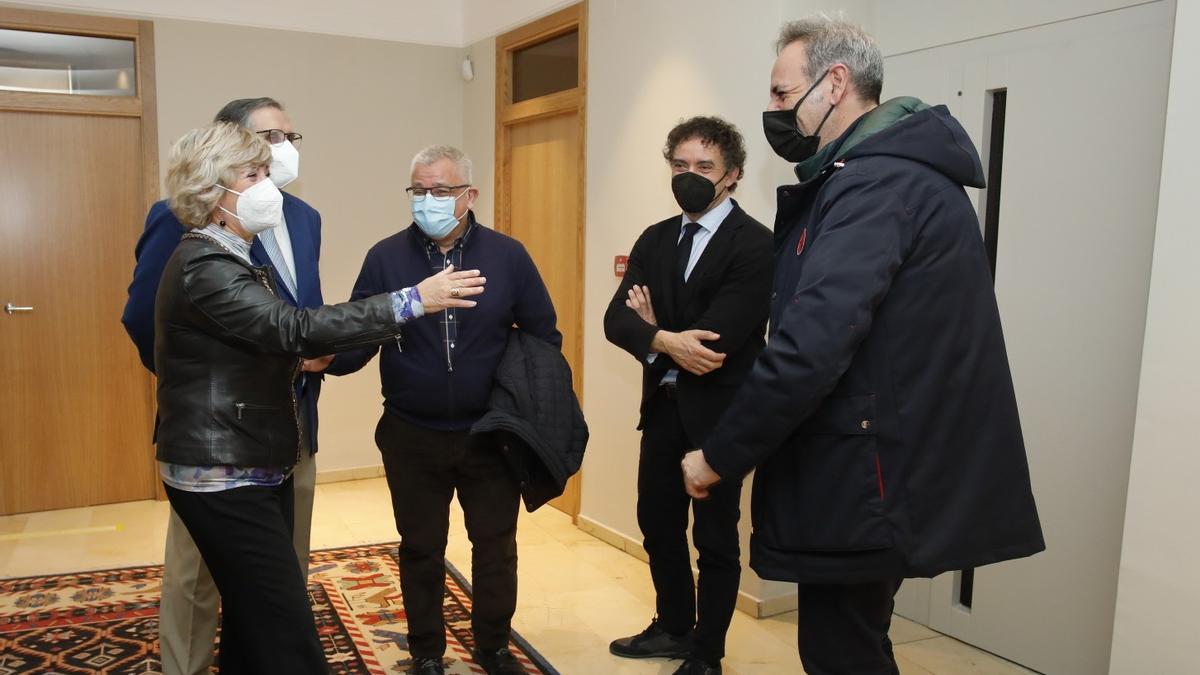 Los concejales y el presidente de la Semana Santa con el secretario autonómico de Turisme, esta mañana