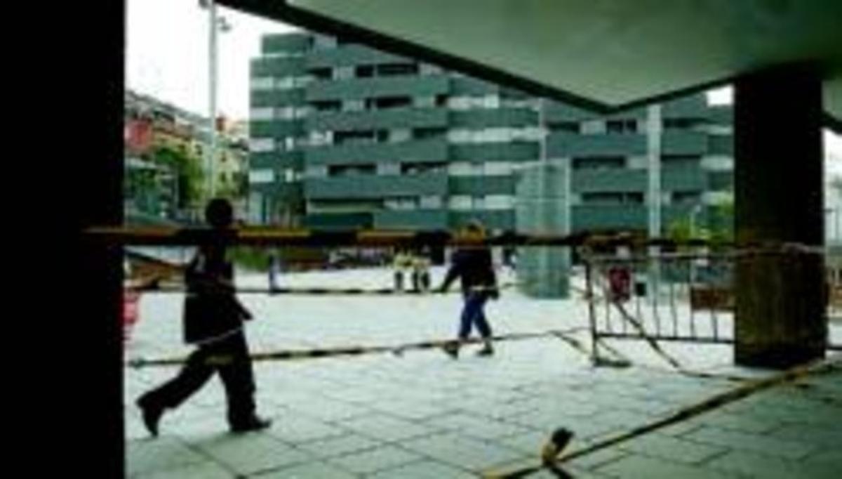 Vivendes a la plaça del Cosmos de Barcelona, amb rebaixes del 30%. Vivendes a la plaça del Cosmos de Barcelona, amb rebaixes del 30%.