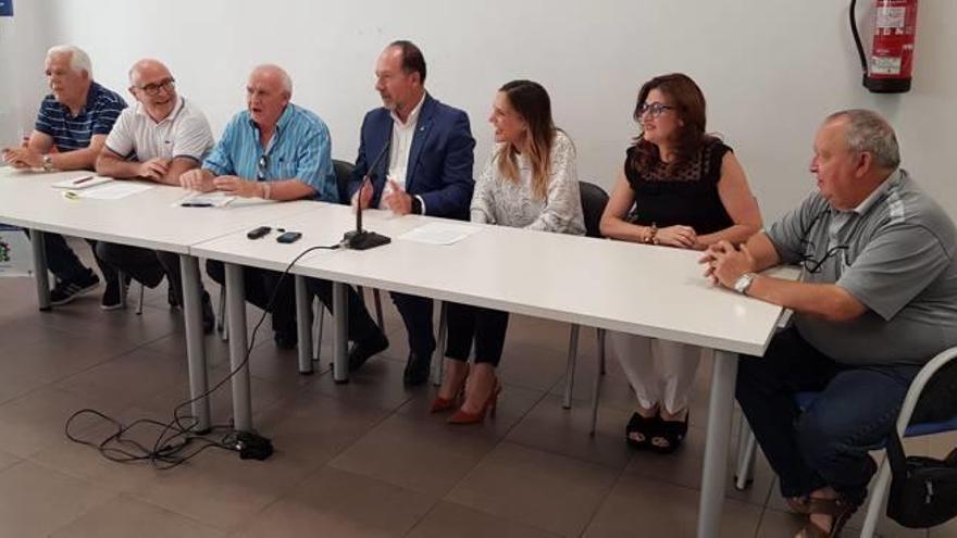 Los fundadores de la asociación, junto a los políticos, ayer.