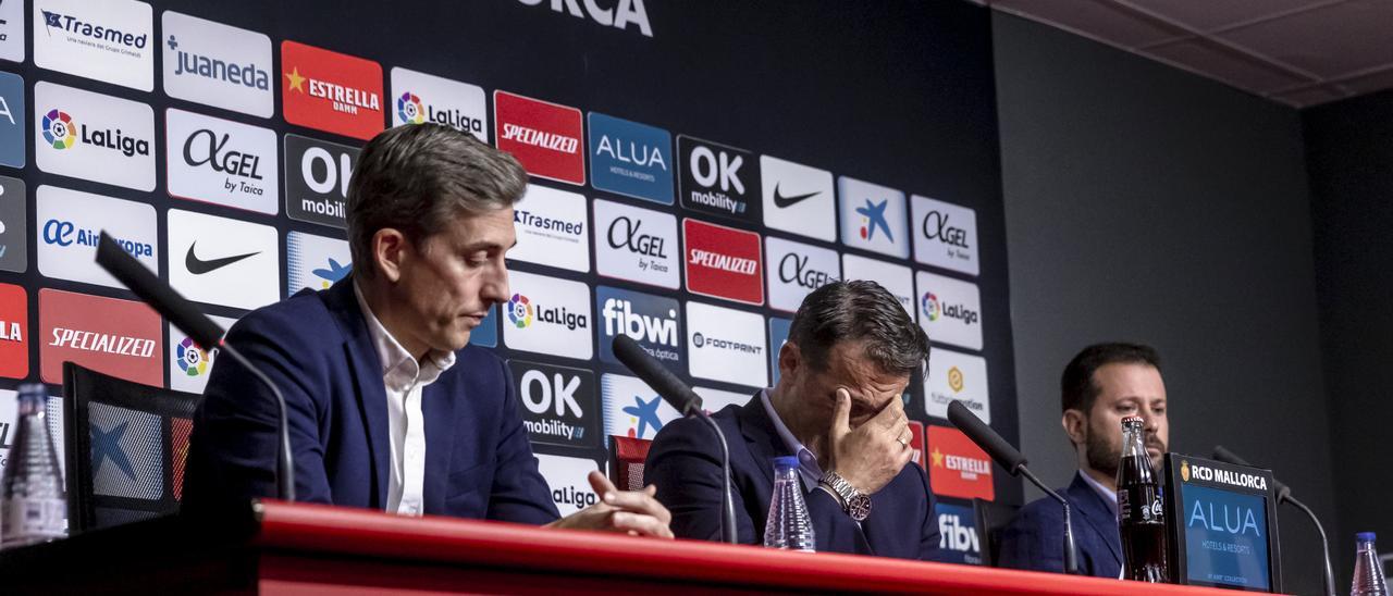 Luis García, en sala de prensa, escoltado por Alfonso Díaz y Pablo Ortells.