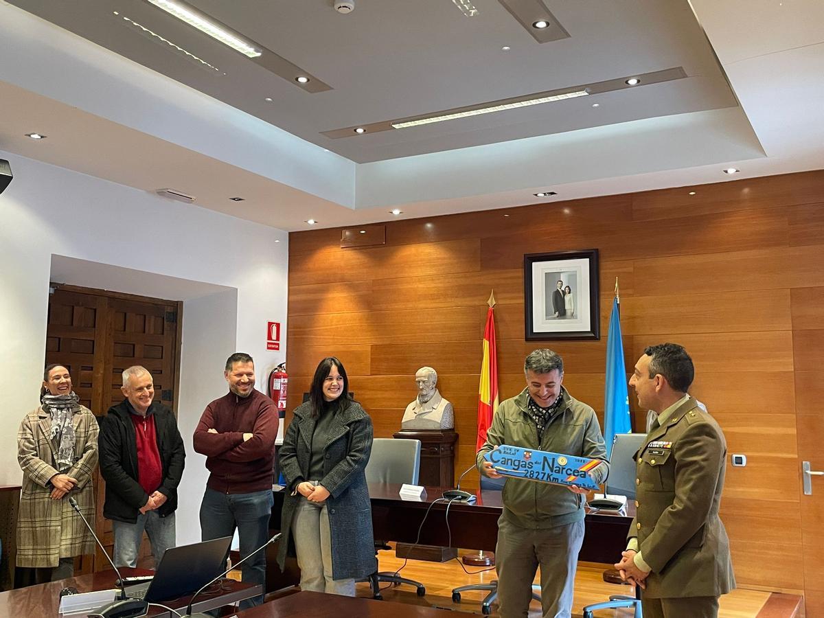 El comandante David Allonca entrega una señal a Cangas del Narcea al alcalde, José Luis Fontaniella.