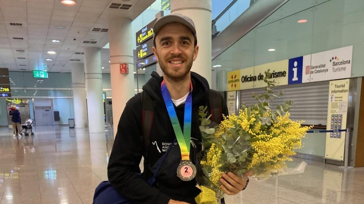 Marc Escoda, de tornada a Espanya després d'aconseguir la medalla de plata al Mundial de Downhill