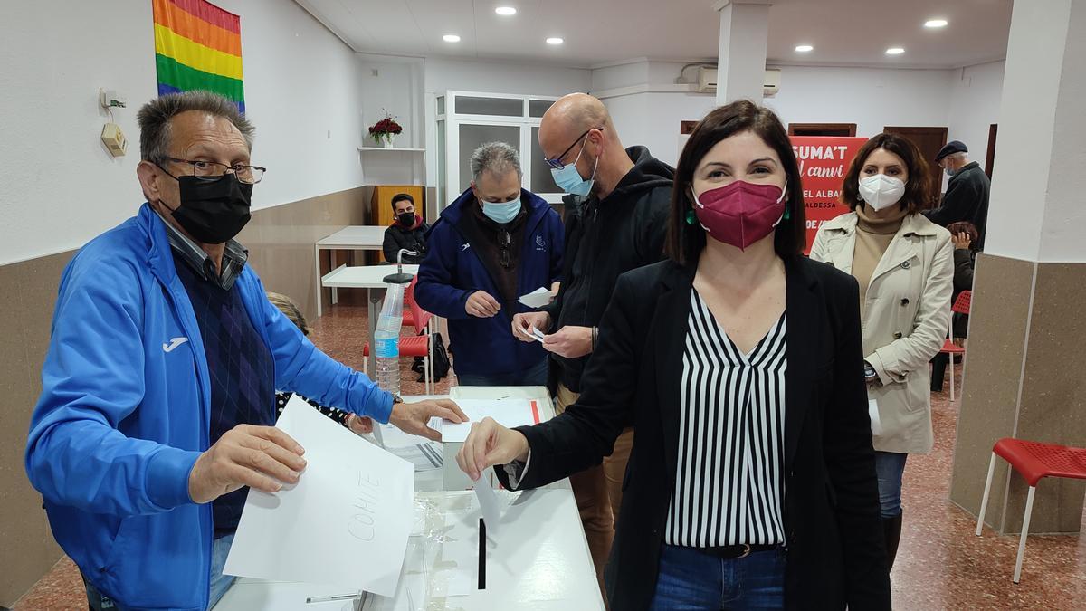 Maribel Albalat votando en la asamblea.