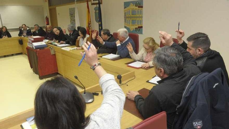 La Corporación municipal de Carral, durante un pleno.