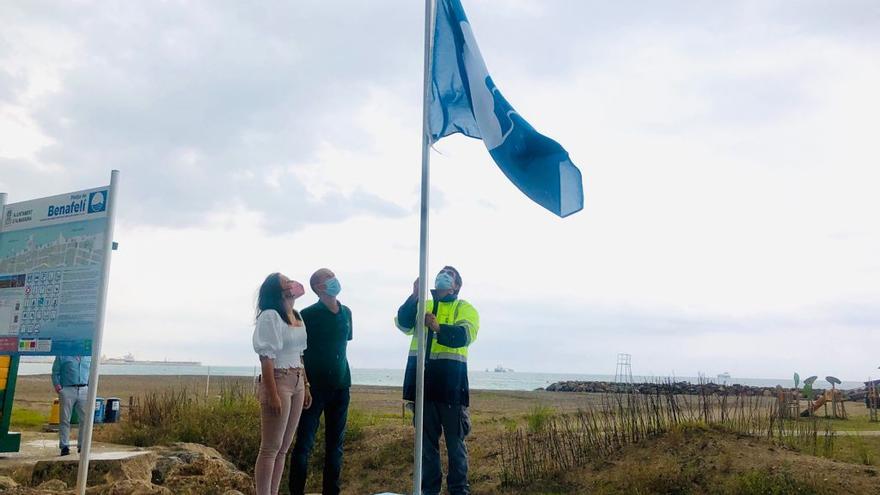 Galí y Trenco participaron en la izada de la primera bandera azul en la playa.