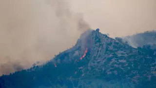 Directo | Los Bomberos activan obligatoriamente a todo su personal libre de guardia para afrontar el incendio forestal del Baix Ebre