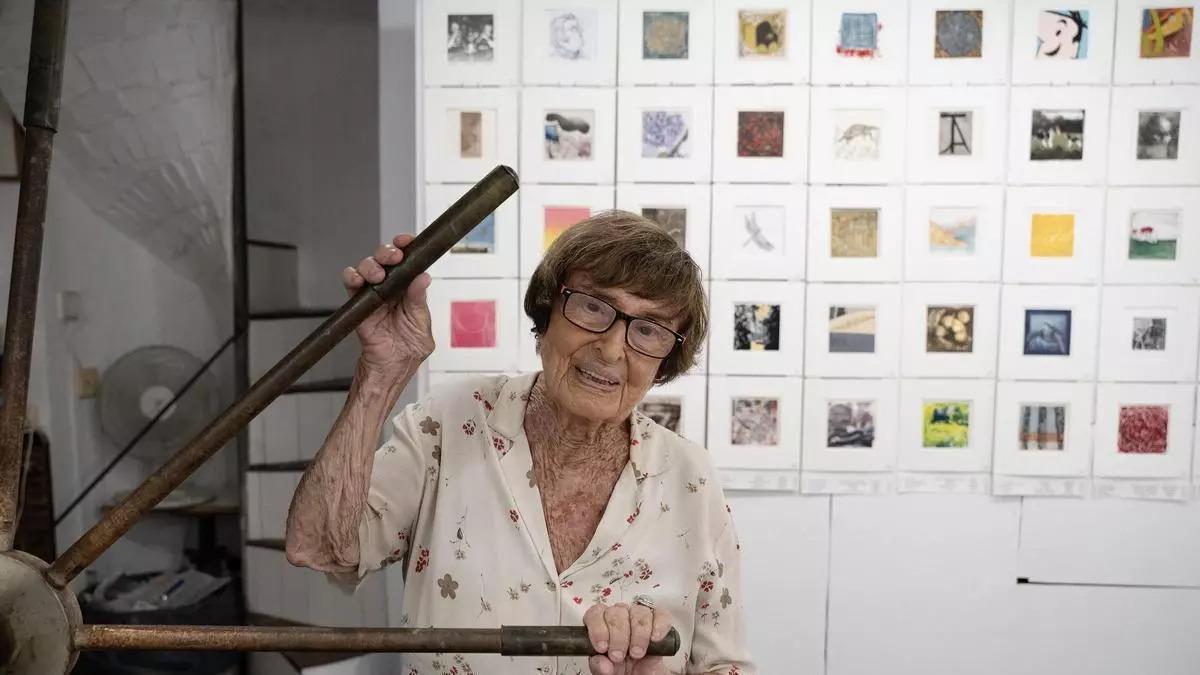 Mercè Barberà con el tórculo para estampar grabados que tantas veces utilizaron con Pasqual Fort, en el taller-galería Fort.