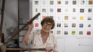 Mercè Barberà con el tórculo para estampar grabados que tantas veces utilizaron con Pasqual Fort, en el taller-galería Fort.
