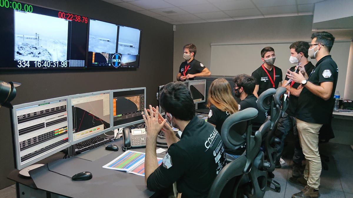 Els estudiants durant l&#039;enlairament del coet