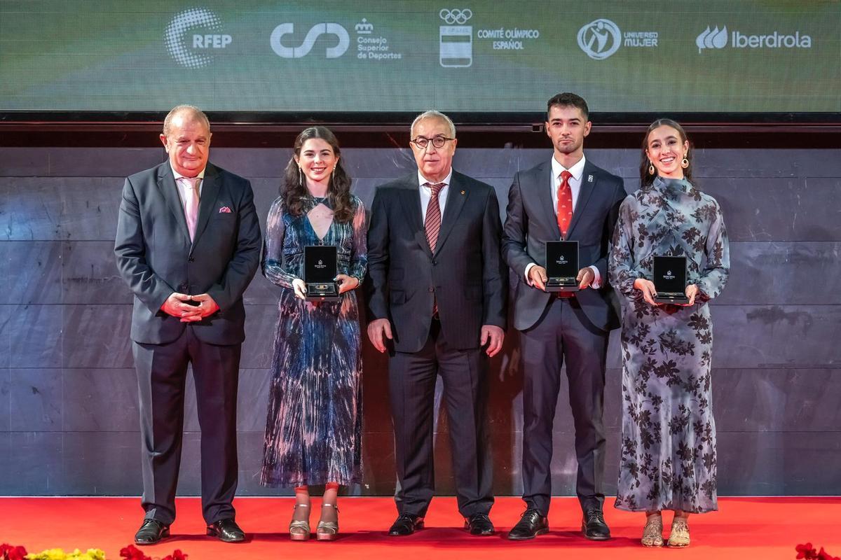 Vicky Andrés, a la derecha, recibió en enero la medalla del Comité Olímpico Español.