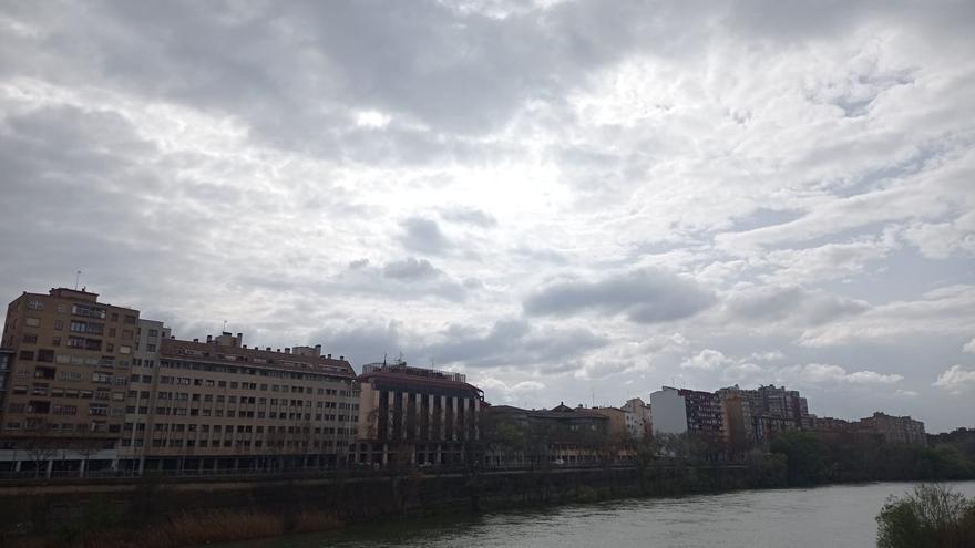 Tiempo en Zaragoza hoy sábado: nubes en el cielo, pero máximas de 24 grados