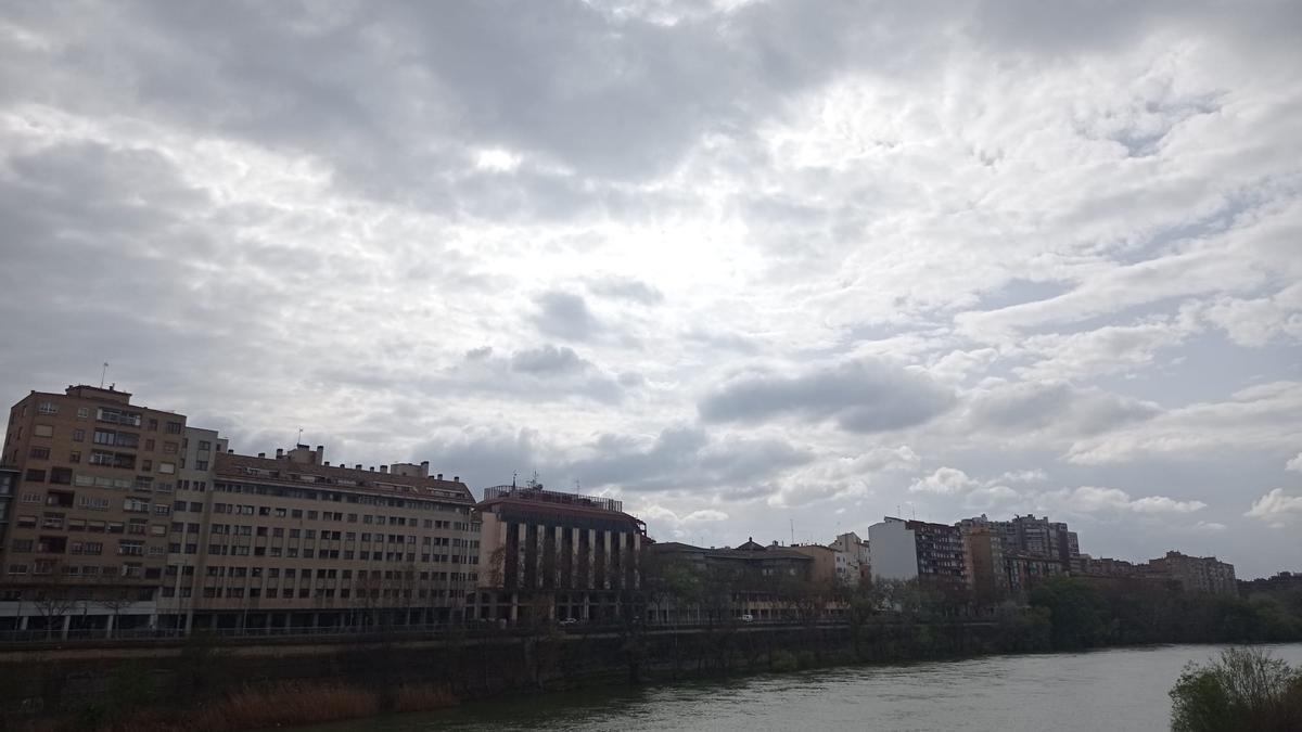 Nubes sobre Zaragoza, desde el puente Santiago