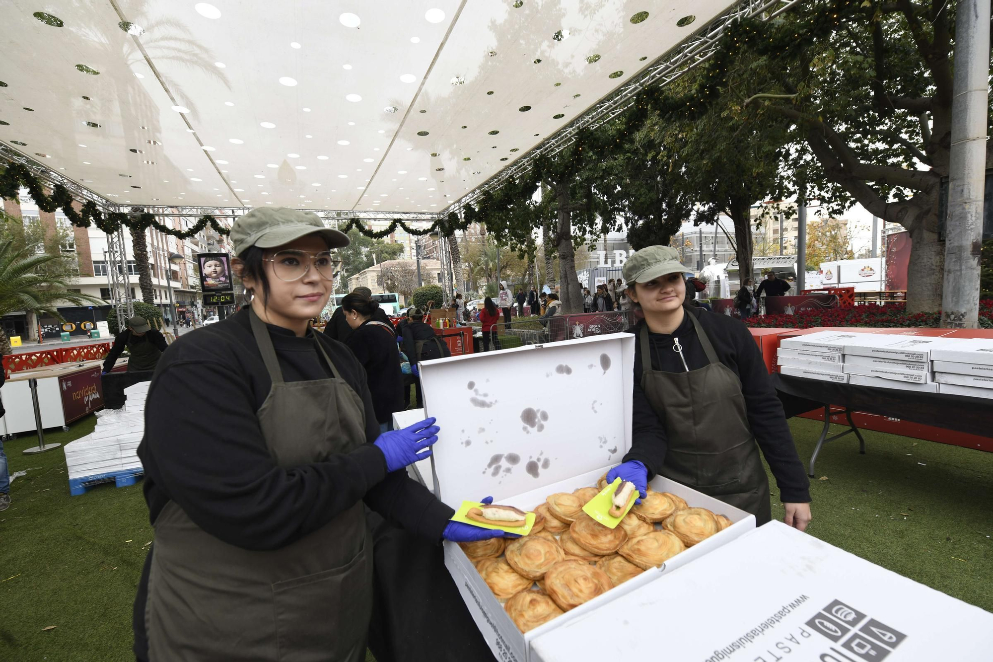 Reparto de pasteles de carne y marineras en la Plaza Circular de Murcia