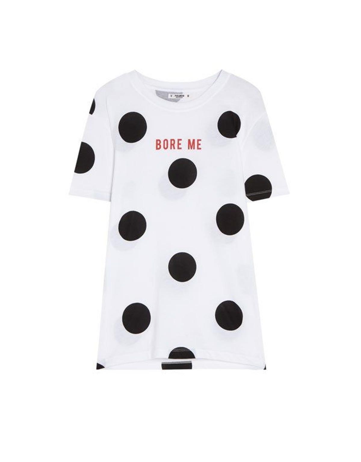 Camiseta blanca con topos negros y mensaje de Pull&amp;Bear. (Precio: 9, 99 euros)